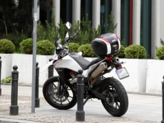 Motocykl zamiast auta? Trend w Polsce nabiera tempa. To nie tylko sposób na korki