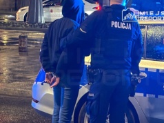 Brutalny atak młotkiem w tramwaju. Awantura pasażerów w centrum Warszawy. Mężczyzna został uderzony młotkiem w głowę. Dwie osoby zatrzymane