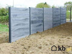 Betonowy mur 40 cm od okien i półmrok w domu. Czy to legalne?