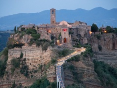 Chcesz zwiedzić to włoskie miasteczko? Pospiesz się, by zdążyć, nim zniknie