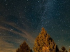 Trzy jasne gwiazdy tworzą Trójkąt Wiosenny. Przewodnik po nocnym niebie