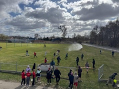 Wodne starcie w Trzebieży. Strażacy i mieszkańcy znów zmierzyli się w lany poniedziałek