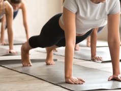 Sieć opanował trend na "damskie pompki". Wcale nie chodzi o wersję na kolanach