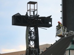 W Warszawie spłonął krzyż, a była radna KO… cieszy się