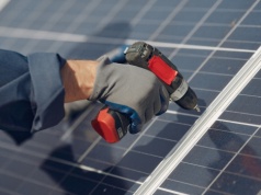 Gmina Żukowo postawiła na panele słoneczne. Urzędnicy: zużycie energii spadło o jedną trzecią