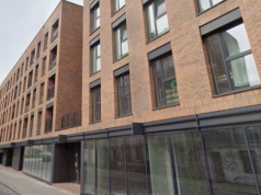 Ze skweru na Pradze obserwują blok, by znaleźć bogate mieszkania do włamania. Ułatwia im to brak latarni