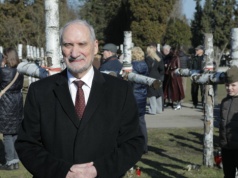 Pożar Krzyża Papieskiego w Warszawie. Macierewicz przedstawił własną teorię