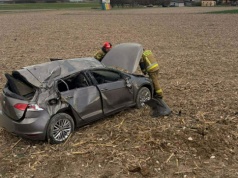 Dachowało osobowe auto. Nieprzytomny kierowca trafił do szpitala