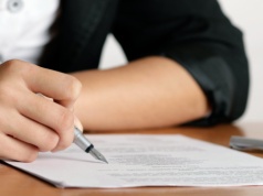 Ci uczniowie mogą pisać egzamin ósmoklasisty dłużej. Warunek jest jasno podany