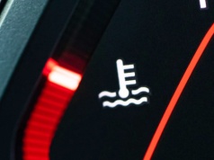 Kontrolka temperatury zapaliła się w trasie. Ten błąd niszczy silnik w minutę