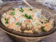 Czy można mrozić sałatkę jarzynową? Nie każdy zdaje sobie z tego sprawę