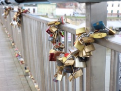 Zakochani wracają do starego zwyczaju. Kładka ojca Bernatka znów pełna kłódek