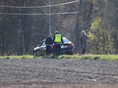 Z flaszką za pazuchą jechał wężykiem środkiem drogi. Przed policją uciekał po polach