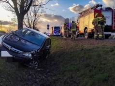 Kolizja zakończona w przydrożnym rowie