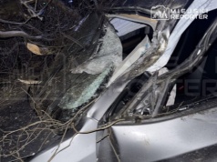 BMW dachowało na Płochocińskiej. Uczestnicy uciekli po zerwaniu tablic z pojazdu