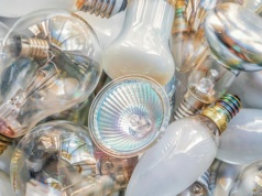 Tyle dopłacasz do prądu przez takie żarówki. Polacy nie zdają sobie sprawy, różnica jest kolosalna