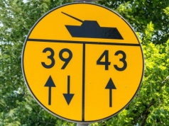 Zaskoczył mnie żółty znak drogowy z czołgiem. Nie wiedziałem, co oznacza