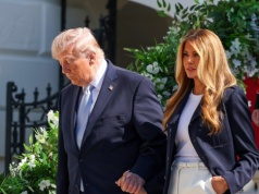 Melania Trump wyszła na ukwiecone schody i zachwyciła. To przyciąga uwagę