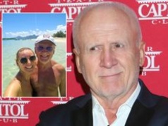 Rozgrzany słońcem Malicki w miłosnym uścisku z młodszą żoną. 67-latek zabawia się jak grecki bóg