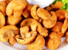 Oprószam pieczarki przed smażeniem. Nie puszczają wody i mają ładny złoty kolor