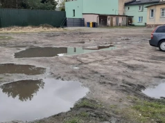 Dziki parking, dziury i kałuże. Mieszkańcy mają dość