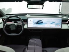 Mazda stroniła od ekranów. Teraz ich broni