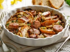 Nie wyrzucam kiełbasy po świętach. Ta zapiekanka "robi się sama" i pysznie smakuje