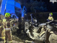 Zderzenie osobówki z ciężarówką. Za kierownicą osobówki 19-latek. Dwie osoby ranne