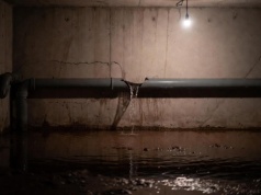 Pęknięta rura sparaliżowała szkołę i przedszkole. Czy jutro dzieci wrócą do placówki?