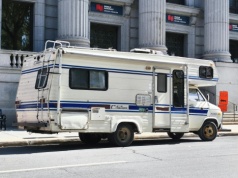 Kamper zamiast kredytu hipotecznego? Polacy coraz częściej wybierają życie na kółkach