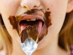 Twoje dziecko przesadziło z czekoladą. Sprawdź, co zrobić po słodkich świętach