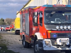 Wiatr uszkodził ścianę hali w Tarnowie. Na miejscu strażacy