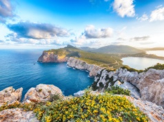 Zmień perspektywę na włoski błękit 😍 🌊 Wycieczka na Sardynię za 959 PLN 😎 Loty i hotel ze śniadaniami 🤌🤌