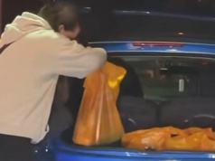 Kobieta "zatankowała" do siatek i wrzuciła je do bagażnika. Nagranie hitem