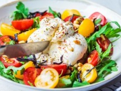 5 składników i kilka przypraw. Najprostsza sałatka, idealna po świątecznym ucztowaniu