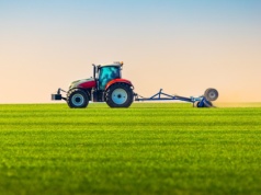Produkcja rolna na wsi w ogniu politycznej walki. Rząd i prezydent mają osobne ustawy