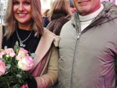 67-letni gwiazdor zapozował z o 20 lat młodszą ukochaną. Też rozwija się na scenie