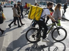 Widmo zakazu ruchu w Rynku oddalone, ale kontrole trwają. Wrocław na wojnie z kurierami na rowerach