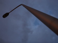 Ciemności na osiedlu Kolejowym. Latarnie nie świecą, a miasto i Tauron przerzucają się odpowiedzialnością