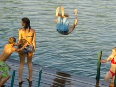 Nowe zasady kąpieli na koloniach: więcej kontroli i obowiązków. MEN stawia na bezpieczeństwo