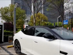 BYD: Ładujemy się do 70 procent w 5 minut. Geely: A Lynk & Co 10 w 4:22 minuty, ha!