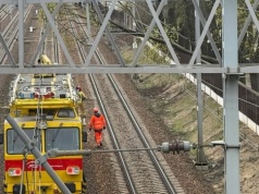 Drzewo spadło na sieć trakcyjną. Pociągi pod Warszawą notują duże opóźnienia