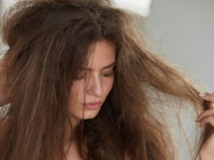Twoje włosy ciągle się puszą? To nie tylko wina pogody. Pomoże domowy sposób