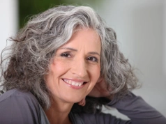 Eksperci przebadali szampony do siwych włosów. Tani produkt pokonał znane marki