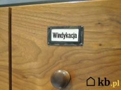 Wielu próbuje „zniknąć” w ten sposób, ale komornik i tak do nich dociera. Oto jak