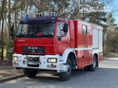 Niebezpieczne drzewo zawisło nad budynkiem na Białołęce