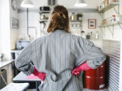 Praca w domu, której nikt nie widzi. Bez pensji, składek i emerytury