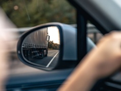 Kierowcy wciąż robią ten błąd z lusterkami. Skutki mogą zaskoczyć