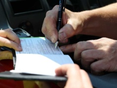 Pasażer może dostać mandat za brak gaśnicy w aucie. W jednym przypadku