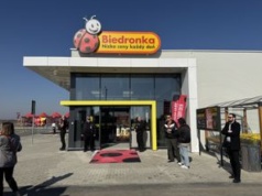 Trudny start Biedronki. Rozczarowanie zamiast "pozytywnej zmiany"